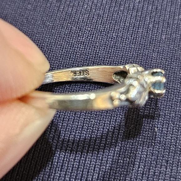 Vintage Sterling Silver and Blue Topaz Leaf Ring - Picture 3 of 9